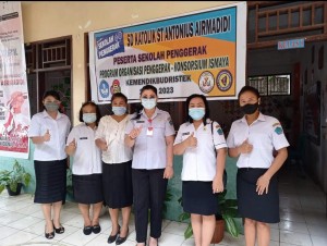 Sekertaris Disdik Dra. Pettra Enoch M.Pd bersama sejumlah staf saat melakukan monitoring dan evaluasi di sekolah.