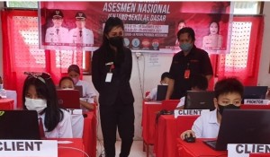 Kepala Dinas Pendidikan Olfy Kalengkongan, M.M.Pd saat meninjau pelaksanaan assessment nasional beberapa waktu lalu.