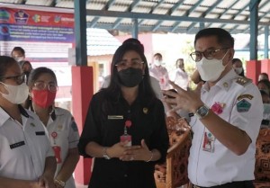 Bupati Joune Ganda dan Kadis Pendidikan Olfy Kalengkongan.