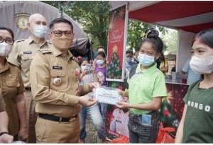 Bupati Joune Ganda menyerahkan bantuan sosial di pos pelayanan vaksinasi (zero point) saat meninjau pelaksanaan vaksinasi.
