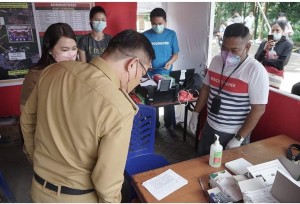 Bupati JG didampingi Sekda Rivino Dondokambey, Kadis Kesehatan dan Kadis Sosial PMD di Pos pelayanan Vaksinasi Zero Point.