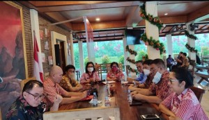 Sekda Rivino Dondokambey saat memimpin rapat koordinasi pemantapan menyambut Side Event Internasional Women 20 di Kabupaten Minahasa Utara, bertempat di JG Center.