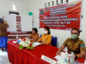 Musyawarah penerima KPM Desa Kawangkoan.