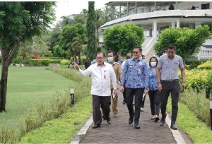 Bupati Joune Ganda didampingi staf khusus Dr. Jopie Rori saat disambut GM Paradise Hotel Golf and Resort Hadi Bachrami.