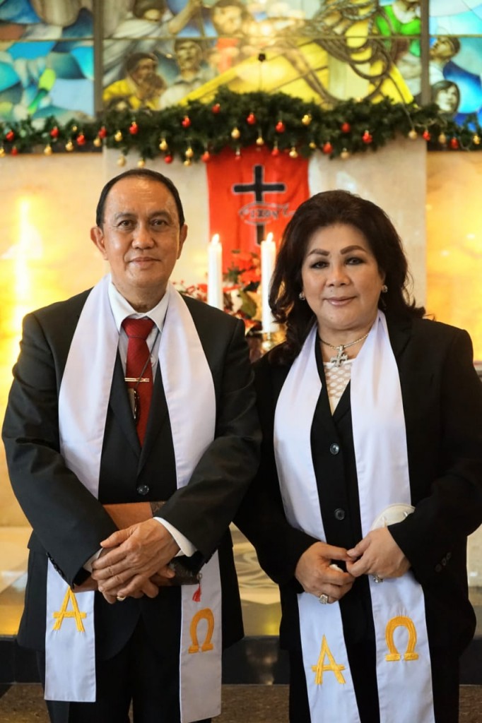 Pnt Dra Fenny Roring Lumanauw SIP bersama Suami, Bupati Dr Ir Royke Oktavian Roring DEA MSi dalam karya pelayanan gereja.