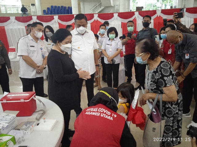 Ketua DPR RI Puan Maharani didampingi Gubernur Sulut Olly Dondokambey SE saat meninjau Vaksinasi Anak dan Booster di Ruang Mapalus Kantor Gubernur Sulut, Rabu (09/02/2022).