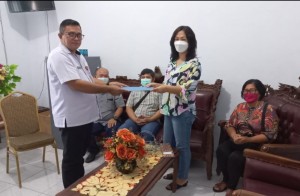 Sekertaris Inspektorat Steven Tuwaidan saat menerima laporan dari BPD Paslaten di ruang kerjanya.