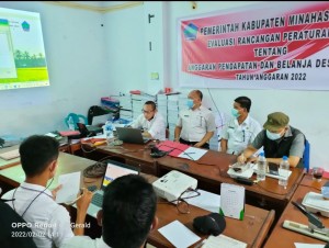 Kadis Sosial dan PMD Alpret Pusunglaa dan Kabid Ronny Manajang saat mengikuti rapat evaluasi Rancangan APBDes.