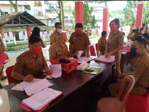Sekda Drs. Rivino Dondokambey didampingi Kaban Keuangan Petrus Macarau saat melakukan penandatanganan DPA SKPD yang berlangsung di Pendopo Kantor Bupati.