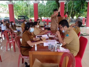 Penandatanganan DPA oleh Kabag Hukum Doli Kandoli yang juga anggota TAPD.
