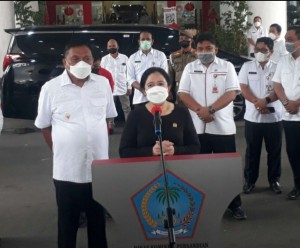 Ketua DPR RI Puan Maharani didampingi Gubernur Olly Dondokambey saat berada di Provinsi Sulawesi Utara.