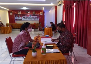 Asisten I Jane Symons saat mengikuti Test wawancara oleh Kepala BKD Provinsi Clay Dondokambey.