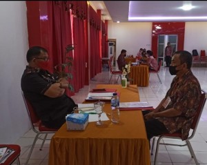 Kadis Max Tapada saat mengikuti Test wawancara oleh Inspektur Provinsi Sulut Mecky Onibala.