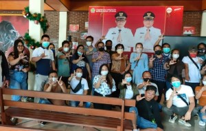 Kepala Dinas Hanny Tambani foto bersama Jurnalis Biro Minut usai vidcon terkait persiapan W20 nanti.