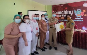 dokter Sandra Rotty saat menerima bingkisan dari Pegawai Rumah Sakit.