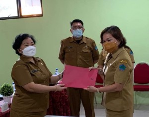 Serah terima jabatan Direktur RSUD Maria Walanda Maramis dari dokter Sandra Rotty ke dokter Joice Katuuk dihadiri Kadis Kesehatan dan Kabid Mutasi Hendry Anapu.
