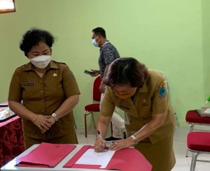 Penandatanganan berita acara serah terima jabatan.