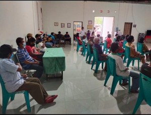 Warga Desa Lilang mengantri untuk menerima BLT