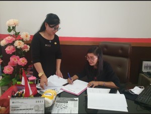 Kepala Dinas Pendidikan Olfy Kalengkongan, M.M.Pd dan Sekertaris Dra. Pettra Enoch, M.Pd