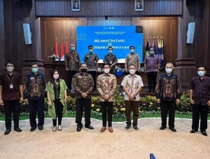 Foto bersama Bupati Joune Ganda dan rombongan Pemkab Minut di Politeknik Pariwisata Bali