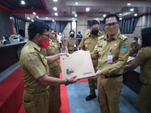 Kepsek Airbanua tampak menerima bantuan Chroombook langsung dari Bupati Joune Ganda.