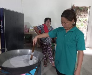 Ketua PKK Lilang Hetti Sundah saat memasak perasan Buah Kelapa untuk dijadikan minyak goreng.
