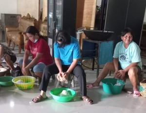 Cukur buah kelapa secara tradisional untuk dijadikan minyak goreng.