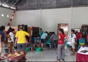 Kader PKK Desa Lilang saat membuat minyak goreng dari buah Kelapa secara tradisional.