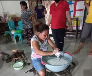 Perasan Buah Kelapa yang menghasilkan santan untuk dijadikan minyak goreng
