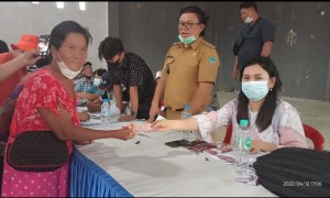 Sekertaris Desa Ansye Maramis turut menyerahkan BLT kepada masyarakat.