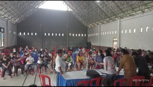 Suasana penyaluran bantuan langsung tunai di Balai Desa Mapanget