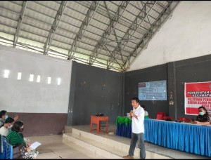 Tenaga Ahli Pemerintahan Desa Maxi Alow saat memberikan materi terkait pengelolaan BUMDes sebagaimana diatur dalam PP nomor 21 tahun 2021 tentang Bumdes