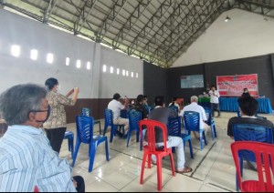 Pelatihan peningkatan Kapasitas pengurus BUMDes Mapanget di Balai Desa, Kamis 14 April 2022.