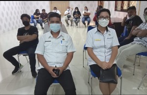 Kadis Sosial dan PMD Alpret Pusungulaa dan Asisten I Jane Simons.