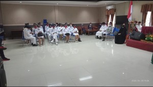 Calon Penjabat Kumtua dan Rohaniawan usai mengikuti gladi bersih sambil menunggu proses pelantikan.