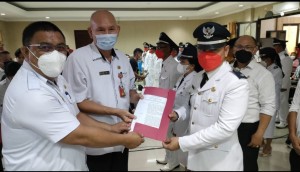Penyerahan surat keputusan Bupati kepada Penjabat Kumtua.