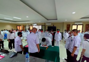 Penandatanganan berita acara pengambilan sumpah/janji jabatan dan pelantikan oleh para Penjabat Kumtua yang mewakili m