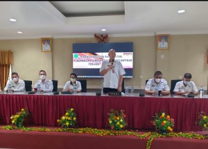 Penjabat Sekda Rivino Dondokambey saat membacakan sambutan Bupati.