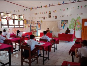 Siswa dan siswi SD Inpres Wasian tampak mengikuti ujian sekolah.