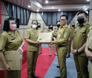 Bupati Joune Ganda saat menyerahkan bantuan