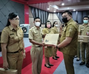 Wakil Bupati Kevin Wiliam Lotulung turut menyerahkan bantuan peralatan TIK secara Simbolis.