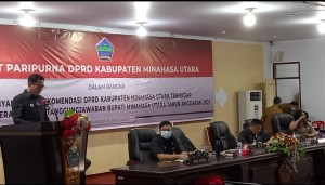 Bupati Joune Ganda saat membacakan Sambutan pada rapat Paripurna.