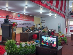 Bupati Joune Ganda saat membawakan sambutan pada rapat Paripurna.