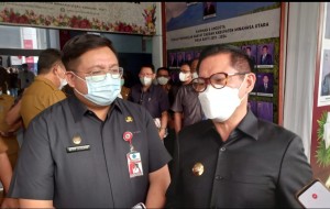 Bupati Joune Ganda didampingi Wakil Bupati Kevin Wiliam Lotulung usai menghadiri rapat Paripurna di kantor DPRD Minut.