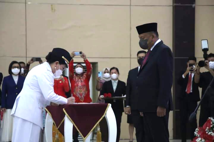 Pj Bupati Kepulauan Sangihe dr Rinny Tamuntuan saat menandatangani Berita Acara Pelantikan