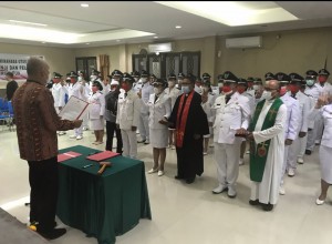 Sekda Rivino Dondokambey saat melantik 51 Penjabat Kumtua se-Minut.