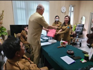 Pj. Sekda Rivino Dondokambey menyerahkan surat pemberitahuan kepada Kepala Dinas Pendidikan Olfy Kalengkongan didampingi Sekretaris Pettra Enoch disaksikan Inspektur Umbase Mayuntu dan Kepala BKPSDM Styvi Watupongoh
