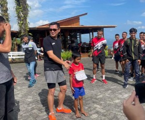Bupati Joune Ganda dan peserta cilik bernama Okta di Raewaya Hills.