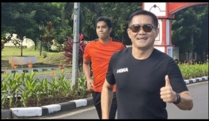Bupati Joune Ganda saat ikut berlari bersama pesert lomba lari gunung.
