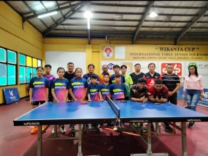 Perkumpulan Tenis Meja Sulawesi Utara saat akan berlaga di turnamen Singgih CUP 2022.